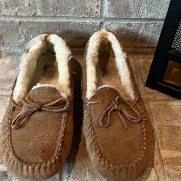 Ugg women's Slippers size 6 - Picture 2 of 8